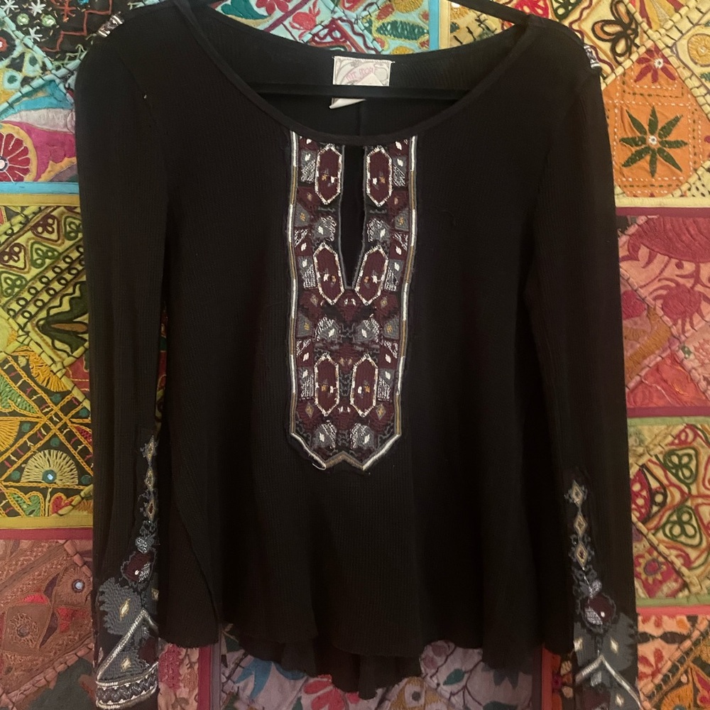 Free People top with embroidered accents Pre-owned. Size small.